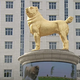 Avtokratski voditelj Turkmenistana svojemu najljubšemu psu posvetil zlat kip