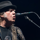 Neil Young prodal polovico pravic za svojo glasbo