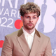 Pevec Tom Grennan poškodovan in oropan v napadu pred newyorškim barom