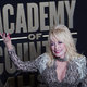 Dolly Parton se vsako leto v kostumu Božičkove žene spusti skozi dimnik