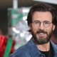 Chris Evans na premieri novega filma presenetil z 'neurejenim' videzom