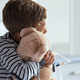 Kako je mogoče, da je triletni fantek večinoma sam na pediatriji?