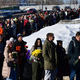 Solzne oči in mrki obrazi v vrsti pred grobom Navalnega: 'Heroji ne umirajo'