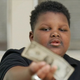 Deček 'brezdomcu' podaril dolar, izkazalo se je, da je šlo za milijonarja