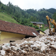 Hudournik je zaselek Podlebelca popolnoma zasul z na tisoč kubiki skal in peska