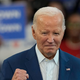 Biden kljubuje kritikam in pozivom k umiku: Nikamor ne grem