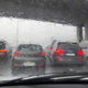 Med nevihto v Ljubljani neodgovorni vozniki znova ustavljali pod nadvozi