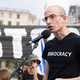 Avtor uspešnic Yuval Noah Harari: Svet potrebuje informacijsko dieto