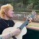 Ed Sheeran med snemanjem zapel mimoidoči tekačici