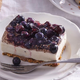 Osvežilna poletna zdrava sladica: borovničeve "cheesecake" kocke