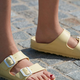 Ali veste, kaj pomenijo oznake in simboli na Birkenstock natikačih? Preverite, kako izbrati primeren model zase