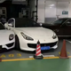 Mož in žena sta se skregala v garažni hiši, nastradali ferrari, porsche in mercedes