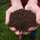 Simbio vrtičkarjem in kmetom ponuja visokokakovosten kompost