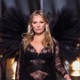 Kate Moss pri 50 letih debitirala na reviji Victoria's Secret, ob njej pa se je sprehodila tudi hčerka Lili Moss