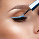 Našle smo popoln bleščeči eyeliner za glamurozen praznični make-up (in najdeš ga tukaj)