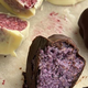 Recept: Zdrave čokoladne kroglice iz jagodičja, ki te bodo začarale (naredi jih že danes)