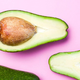 Kako v trgovini prepoznati zrel (in slasten) avokado? Upoštevaj 2 preprosta trika!