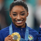 Nikoli ne uganeš, kaj je Simone Biles naredila TAKOJ po prejemu zlate medalje (VIDEO)