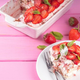 Njami! Božanski jagodni tiramisu, ki ga z lahkoto lahko postrežeš tudi otrokom (recept) 🍓