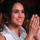 Meghan Markle je popolno belo bluzo našla v Mangu (in popolna je za mnoge priložnosti)