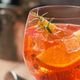 Zate smo našle RECEPT za jesensko različico priljubljenega Aperol Spritza (in v sebi skriva okusno sestavino)