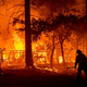 Največji požar v Kaliforniji se je združil z manjšim