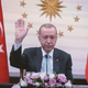 Erdogan po treh dneh znova v javnosti - z odra metal cvetje med ljudi