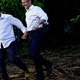 Nasmejana, objeta in ljubeče zazrta drug v drugega – »poročno potovanje« francoskega in brazilskega predsednika