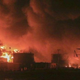 #video Velik požar v pristanišču: v Jemnu še vedno gori po sobotnem napadu izraelskih zračnih sil