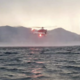 USODNA NESREČA OB ITALIJANSKEM JEZERU: Po strmoglavljenju helikopterja en mrtev in trije poškodovani (FOTO)
