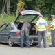 Filmski pregon: Pred policisti bežali 30 km, na cesto metali vse iz avta, prevleke, sedeže ... in drog javne razsvetljave!