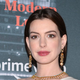 Anne Hathaway je nosila dih jemajoč rdeč stajling