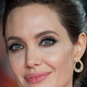 Angelina Jolie s čudovito poletno obleko nenavadnega kroja napovedala trend, ki ga bomo jeseni videli povsod