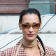 Bella Hadid in modna hiša Miu Miu sta soglasna: To je nepričakovan modni dodatek, ki ga to sezono nosimo v paru