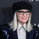 Diane Keaton, kraljica širokih hlač, presenetila z nepričakovano izbiro kavbojk, ki presega njena 70. leta