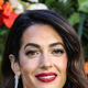 Amal Clooney je zasijala v bleščeči rumeni obleki