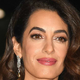 Semiš plašč Amal Clooney si boste želeli nositi pomladi 2023