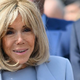 Če ste v dvomu, izberite belo: Brigitte Macron ponovno zadela v polno z belo mini obleko