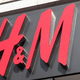 H&M bo leta 2025 sodeloval s tem priznanim oblikovalcem, modna stroka je nestrpna že sedaj!