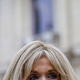 Hčerki Brigitte Macron Laurence in Tiphaine v popolnoma bež stajlinoma, ki izražata njun ikonični francosti stil