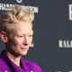 Tilda Swinton na Elle rdeči preprogi znova dokazala, zakaj velja za eno najvplivnejših modnih ikon filmske industrije