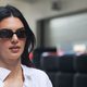 Od klasičnega plašča, ki bi ga zlahka pozabili, do izjemnega modnega vtisa, o katerem danes vsi govorijo, jo je ločil le en majhen detajl. Kendall Jenner sredi belega dne dosegla ultimativno eleganco!