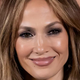Nov stajling Jennifer Lopez sprožil razpravo o pravilni barvi spodnjega perila pod belimi oblačili