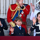 Princ Louis spet v središču pozornosti, trenutek med Kate Middleton in princeso Charlotte pa topi srca oboževalcev: Vedenje kraljeve družine pod drobnogledom celega sveta
