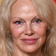 Pamela Anderson razkrila, s katerimi izdelki ohranja mladosten videz svojega obraza: Njena nega je enostavna, a uporablja izključno te izdelke