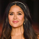 Salma Hayek z le 3 kosi dosegla popoln stajling, ki je uniforma vseh dobro oblečenih Parižank!