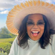 Oprah Winfrey izbrala kos, ki ga obožujejeo vse ženske: Na Hrvaškem so jo ujeli v šik ležernem kompletu z vzorcem, ki optično zoži postavo