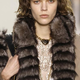 Popestrijo vsak videz: plašči iz umetnega krzna, ki so popolna izbira za praznične zabave