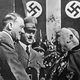 Francoski župan salutira, Nemci polagajo vrtnice: Kako v Evropski uniji in ZDA praznujejo Hitlerjev rojstni dan