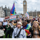 Trans »ženske« niso ženske: Protesti zoper sodbo, ki je v Združenem kraljestvu določila pojem »ženska«